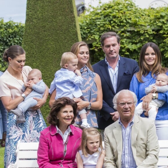 Le prince Daniel, le prince Oscar, la princesse Victoria, la princesse Madeleine et la princesse Leonore, Christopher O'Neill et le prince Nicolas, la princesse Sofia, le prince Alexander, le prince Carl Philip, la reine Silvia, la princesse Estelle et le roi Carl XVI Gustaf de Suède lors de la traditionnelle séance photo de la famille royale suédoise à la Villa Solliden le 15 juillet 2016.