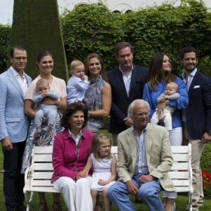 Le prince Daniel, le prince Oscar, la princesse Victoria, la princesse Madeleine et la princesse Leonore, Christopher O'Neill et le prince Nicolas, la princesse Sofia, le prince Alexander, le prince Carl Philip, la reine Silvia, la princesse Estelle et le roi Carl XVI Gustaf de Suède lors de la traditionnelle séance photo de la famille royale suédoise à la Villa Solliden le 15 juillet 2016.