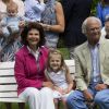 La reine Silvia, la princesse Estelle et le roi Carl XVI Gustaf de Suède lors de la traditionnelle séance photo de la famille royale suédoise à la Villa Solliden, sur l'île d'Öland, le 15 juillet 2016.