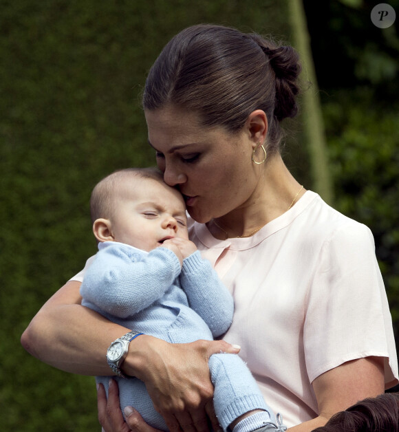 La princesse Victoria et son fils le prince Oscar de Suède lors de la traditionnelle séance photo de la famille royale suédoise à la Villa Solliden le 15 juillet 2016.