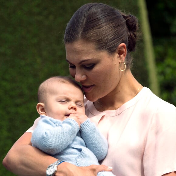 La princesse Victoria et son fils le prince Oscar de Suède lors de la traditionnelle séance photo de la famille royale suédoise à la Villa Solliden le 15 juillet 2016.