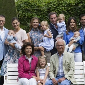 Le prince Daniel, le prince Oscar, la princesse Victoria, la princesse Madeleine et la princesse Leonore, Christopher O'Neill et le prince Nicolas, la princesse Sofia, le prince Alexander, le prince Carl Philip, la reine Silvia, la princesse Estelle et le roi Carl XVI Gustaf de Suède lors de la traditionnelle séance photo de la famille royale suédoise à la Villa Solliden le 15 juillet 2016.