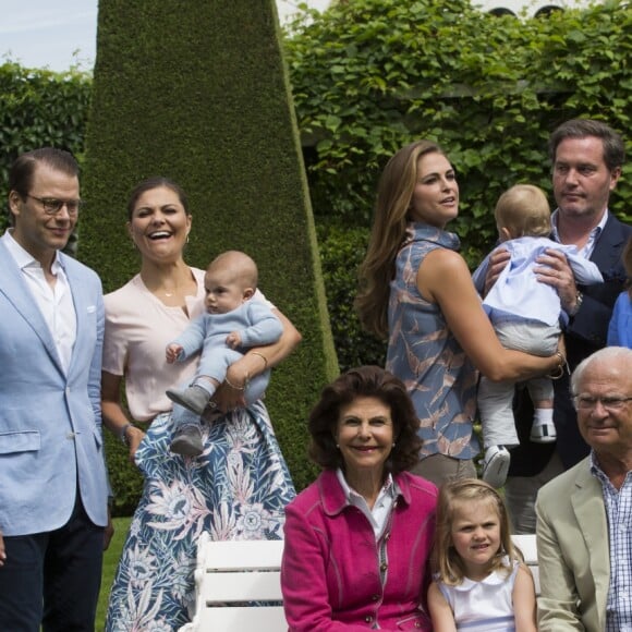 Le prince Daniel, le prince Oscar, la princesse Victoria, la princesse Madeleine et la princesse Leonore, Christopher O'Neill et le prince Nicolas, la princesse Sofia, le prince Alexander, le prince Carl Philip, la reine Silvia, la princesse Estelle et le roi Carl XVI Gustaf de Suède lors de la traditionnelle séance photo de la famille royale suédoise à la Villa Solliden le 15 juillet 2016.