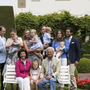 Le prince Daniel, le prince Oscar, la princesse Victoria, la princesse Madeleine et la princesse Leonore, Christopher O'Neill et le prince Nicolas, la princesse Sofia, le prince Alexander, le prince Carl Philip, la reine Silvia, la princesse Estelle et le roi Carl XVI Gustaf de Suède lors de la traditionnelle séance photo de la famille royale suédoise à la Villa Solliden le 15 juillet 2016.