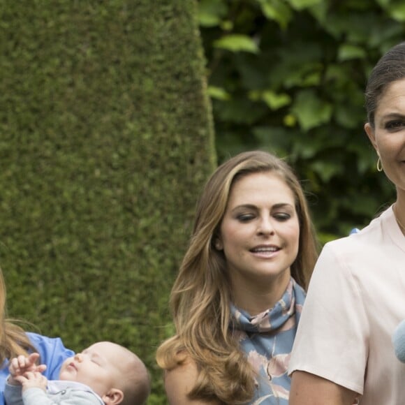 La princesse Sofia et son fils le prince Alexander, la princesse Madeleine, la princesse Victoria et son fils le prince Oscar de Suède lors de la traditionnelle séance photo de la famille royale suédoise à la Villa Solliden le 15 juillet 2016.