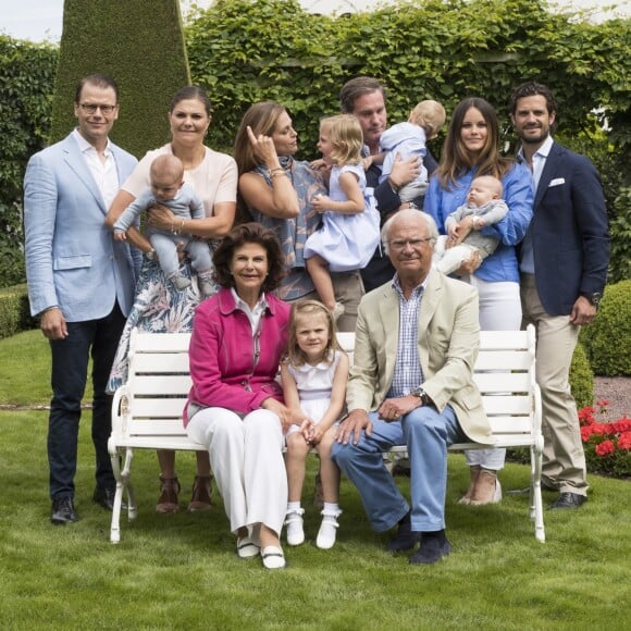 Le prince Daniel, le prince Oscar, la princesse Victoria, la princesse Madeleine et la princesse Leonore, Christopher O'Neill et le prince Nicolas, la princesse Sofia, le prince Alexander, le prince Carl Philip, la reine Silvia, la princesse Estelle et le roi Carl XVI Gustaf de Suède lors de la traditionnelle séance photo de la famille royale suédoise à la Villa Solliden le 15 juillet 2016.