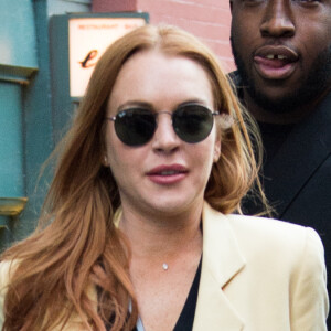 Lindsay Lohan porte toujours sa bague qui alimente les rumeurs de fiancailles avec son compagnon Egor Tarabasov à New York le 13 avril 2016.