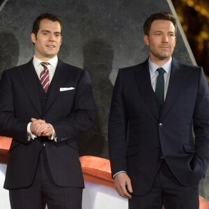 Henry Cavill et Ben Affleck lors de la première européenne du film "Batman V Superman : L'Aube de la Justice" au Odeon Cinema, Leicester Square à Londres, le 22 mars 2016.