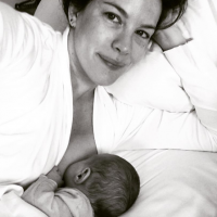 Liv Tyler, maman aux anges après l'accouchement, allaite sa fille et assume