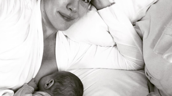Liv Tyler, maman aux anges après l'accouchement, allaite sa fille et assume