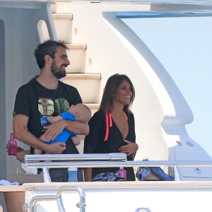 Lionel Messi, sa femme Antonella Roccuzzo et leurs fils Thiago et Mateo en famille en vacances à Ibiza, le 12 juillet 2016. Lionel Messi a loué ce bateau de 28 mètres 7300 euros par jour, prix incluant incluant quatre membres d'équipage.