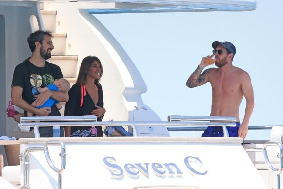 Lionel Messi, sa femme Antonella Roccuzzo et leurs fils Thiago et Mateo en famille en vacances à Ibiza, le 12 juillet 2016. Lionel Messi a loué ce bateau de 28 mètres 7300 euros par jour, prix incluant incluant quatre membres d'équipage.