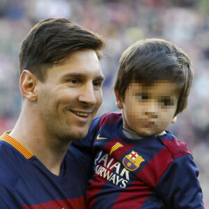 Lionel Messi et son fils Thiago à Barcelone le 28 novembre 2015.