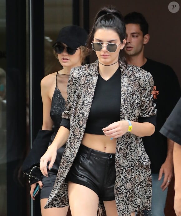 Gigi Hadid et Kendall Jenner quittent l'appartement de Gigi à New York le 24 juillet 2016. Models Gigi Hadid and Kendall Jenner were seen leaving Gigi's house in New York on July 24, 2016.