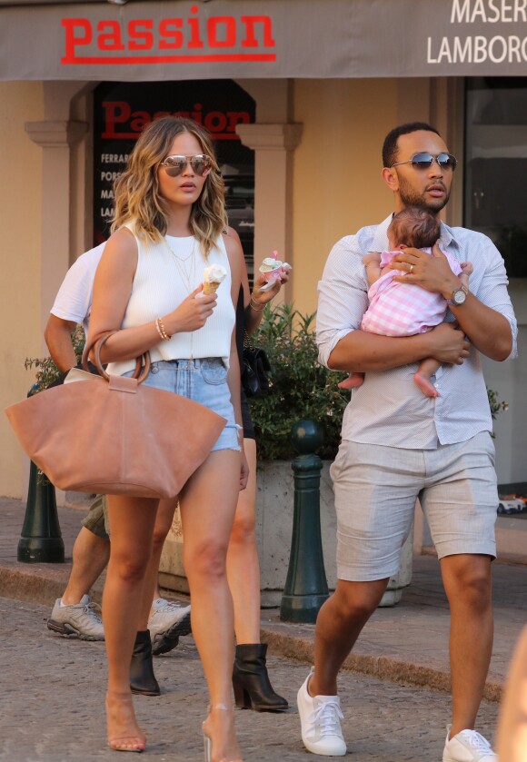 John Legend, sa femme Chrissy Teigen et leur petite fille Luna se promènent à Saint-Tropez, le 25 juillet 2016.