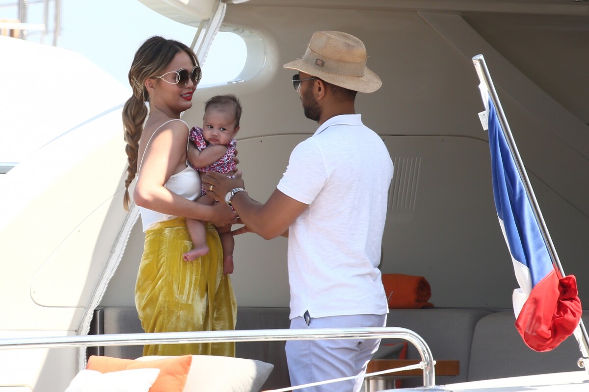 Photo : Chrissy Teigen, John Legend et leur fille Luna Simone à bord d