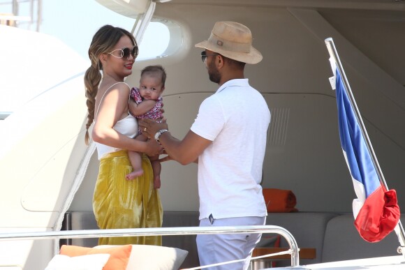 Chrissy Teigen, John Legend et leur fille Luna Simone à bord d'un yacht à Saint-Tropez. Le 26 juillet 2016.