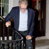 Exclusif - Harrison Ford, qui s'est cassé la jambe sur le tournage de "Star Wars : Episode VII" sort d'un immeuble à Londres le 29 juin 2014 et refuse même de l'aide pour descendre les escaliers