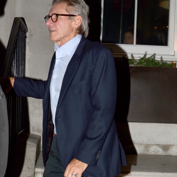 Exclusif - Harrison Ford, qui s'est cassé la jambe sur le tournage de "Star Wars : Episode VII" sort d'un immeuble à Londres le 29 juin 2014 et refuse même de l'aide pour descendre les escaliers