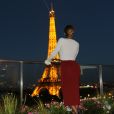 Photo de Beyoncé face à la Tour Eiffel à Paris. Juillet 2016.