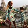Photo de Beyoncé et Blue Ivy sur la terrasse de leur chambre d'hôtel à Paris. Juillet 2016.