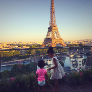 Photo de Blue Ivy Carter (à droite) à Paris. Juillet 2016.