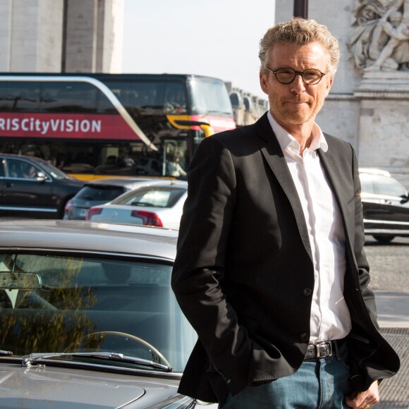 Denis Brogniart pose devant l'Aston Martin DB10 à Paris le 10 octobre 2015 à l'occasion de la sortie du nouveau James Bond, "Spectre" qui sortira le 11 novembre.
