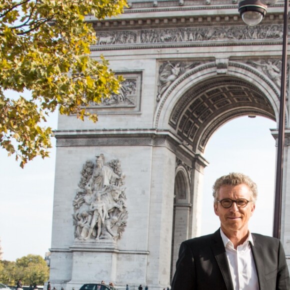 Denis Brogniart pose devant l'Aston Martin DB10 à Paris le 10 octobre 2015 à l'occasion de la sortie du nouveau James Bond, "Spectre" qui sortira le 11 novembre.