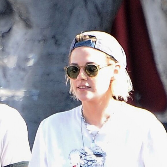 Kristen Stewart se promène avec sa petite amie Alicia Cargile dans les rues de Los Feliz. Avant de monter dans sa voiture, le couple s'embrasse tendrement. Le 20 juillet 2016