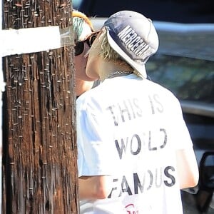 Kristen Stewart se promène avec sa petite amie Alicia Cargile dans les rues de Los Feliz. Avant de monter dans sa voiture, le couple s'embrasse tendrement. Le 20 juillet 2016