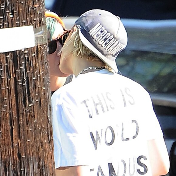 Kristen Stewart se promène avec sa petite amie Alicia Cargile dans les rues de Los Feliz. Avant de monter dans sa voiture, le couple s'embrasse tendrement. Le 20 juillet 2016