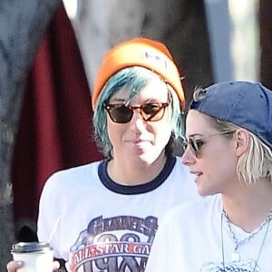Kristen Stewart se promène avec sa petite amie Alicia Cargile dans les rues de Los Feliz. Avant de monter dans sa voiture, le couple s'embrasse tendrement. Le 20 juillet 2016