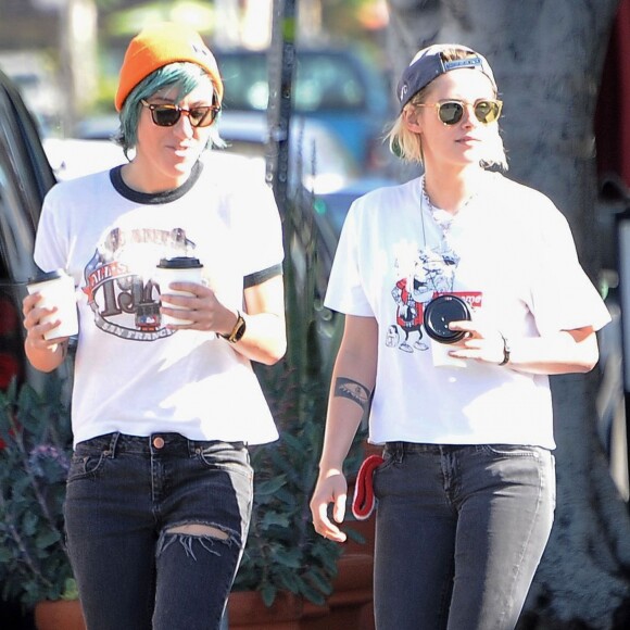 Kristen Stewart se promène avec sa petite amie Alicia Cargile dans les rues de Los Feliz. Avant de monter dans sa voiture, le couple s'embrasse tendrement. Le 20 juillet 2016