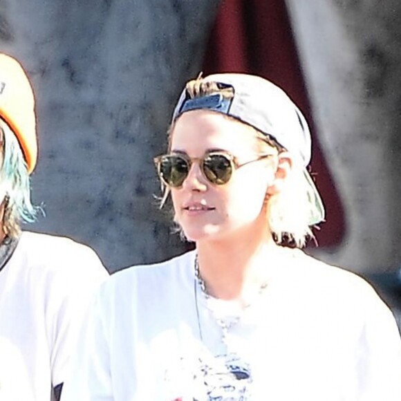 Kristen Stewart se promène avec sa petite amie Alicia Cargile dans les rues de Los Feliz. Avant de monter dans sa voiture, le couple s'embrasse tendrement. Le 20 juillet 2016