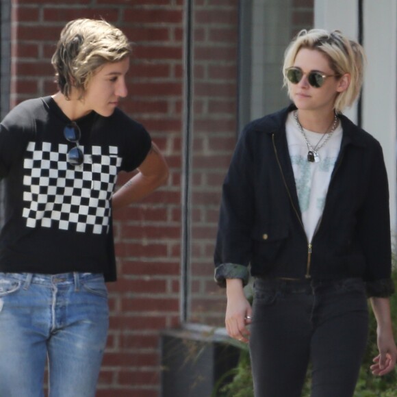 Kristen Stewart se promène avec sa petite amie Alicia Cargile dans les rues de Los Angeles, le 21 mai 2016