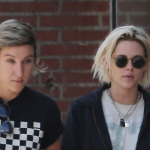 Kristen Stewart se promène avec sa petite amie Alicia Cargile dans les rues de Los Angeles, le 21 mai 2016