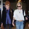 Kristen Stewart arrive main dans la main avec sa petite amie Alicia Cargile à l'aéroport de LAX à Los Angeles, le 19 mai 2016