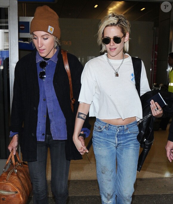 Kristen Stewart arrive main dans la main avec sa petite amie Alicia Cargile à l'aéroport de LAX à Los Angeles, le 19 mai 2016