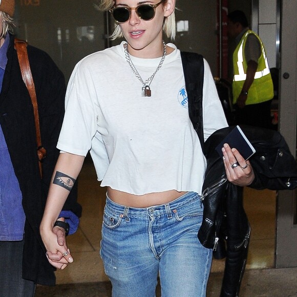 Kristen Stewart arrive main dans la main avec sa petite amie Alicia Cargile à l'aéroport de LAX à Los Angeles, le 19 mai 2016