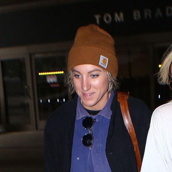 Kristen Stewart et sa compagne Alicia Cargile arrivent à l'aéroport de Los Angeles (LAX), le 19 mai 2016.
