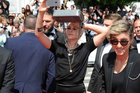 Kristen Stewart s'amuse à côté de son ex-compagne Alicia Cargile - Arrivées à la montée des marches du film "American Honey" lors du 69ème Festival International du Film de Cannes. Le 15 mai 2016.