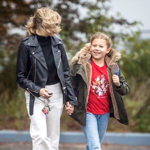Exclusif - Michelle Williams et sa fille Matilda Ledger se promènent à New York, le 28 octobre 2015, le jour des 10 ans de Matilda.