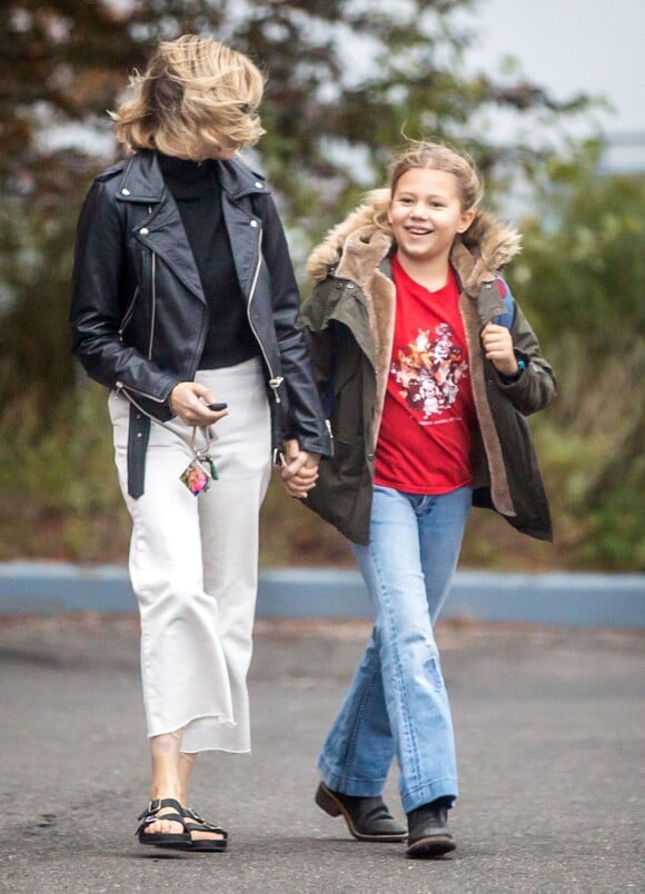 Exclusif - Michelle Williams et sa fille Matilda Ledger se promènent à New York, le 28 octobre 2015, le jour des 10 ans de Matilda.