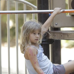 Matilda Ledger dans un parc de Los Angeles le 24 août 2012.
