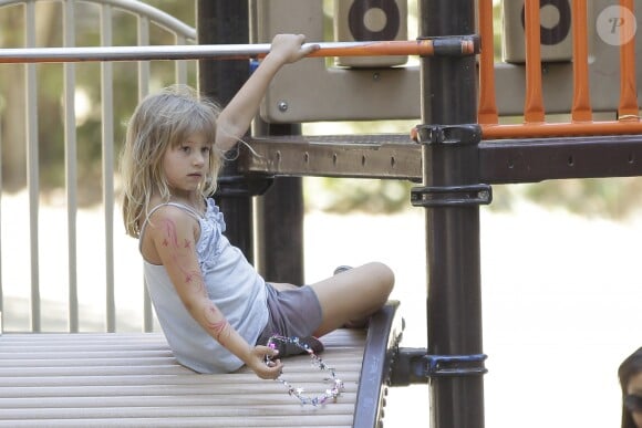 Matilda Ledger dans un parc de Los Angeles le 24 août 2012.