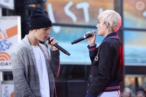 Justin Bieber et la chanteuse Halsey lors de l'émission "Today" au Rockefeller Center à New York, le 18 novembre 2015.