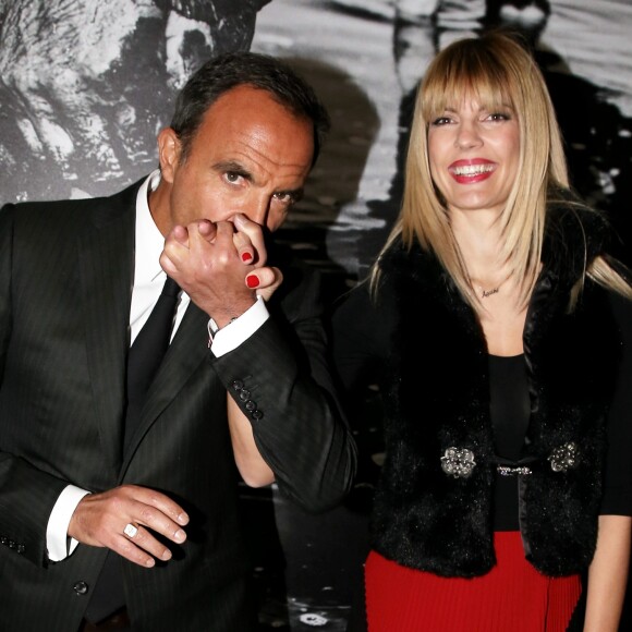 Nikos Aliagas et sa compagne Tina Grigoriou - Inauguration de l'exposition photographique de Nikos Aliagas intitulée "Corps et âmes" à la Conciergerie à Paris le 23 Mars 2016. L'animateur de TF1 présente, dans ce monument historique et révolutionnaire, une facette moins connue de sa personnalité : il expose, en grand format et en noir et blanc, dix clichés très personnels ainsi qu'un diaporama de portraits de personnalités du 24 mars au 22 mai 2016. © Dominique Jacovides / Bestimage