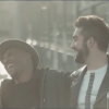 Les chanteurs Kendji Girac et Soprano dans le clip du single No Me Mirès Màs.