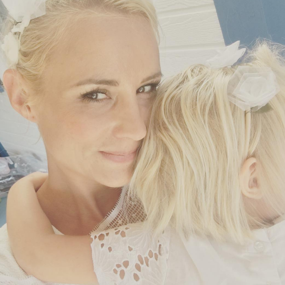 Elodie Gossuin fête ses 10 ans de mariage avec son mari Bertrand Lachérie. Le couple a renouvellé ses voeux. Photo publiée sur Instagram, le 24 juillet 2016