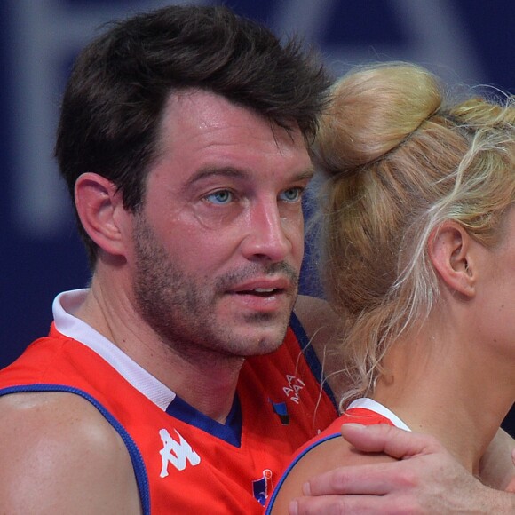 Semi-Exclusif - Elodie Gossuin et son mari Bertrand Lacherie - Match des célébrités (défi AG2R La Mondiale) au profit de l'association "Petits Princes" dans le cadre de la Disneyland Paris Leaders Cup LNB, compétition de basket qui réunit les 8 meilleures équipes de PRO A à la Disney Events Arena, le 20 février 2016. © Veeren/Bestimage